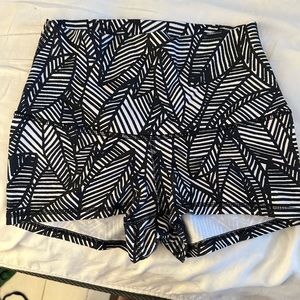 LULULEMON DANCE SHORTS - SIZE 6 - EUC